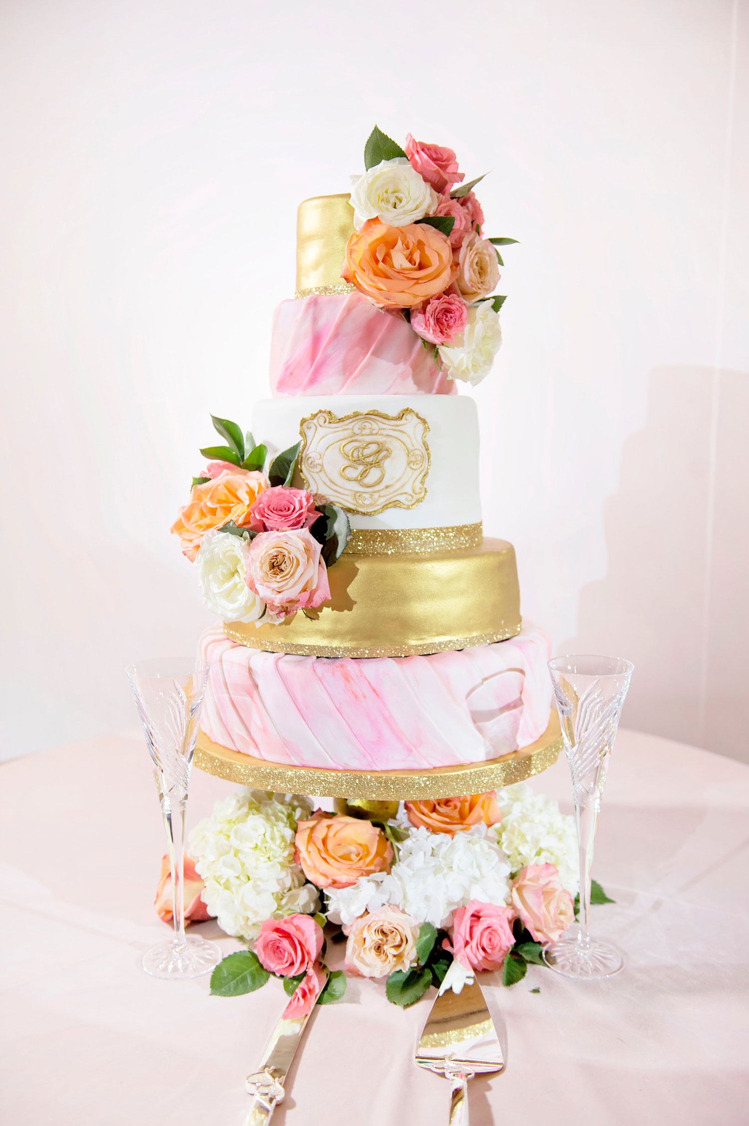 Wedding Cakes 20 Ways to Decorate with Fresh Flowers Inside Weddings